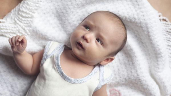 Moroův úlekový reflex je přirozená reakce novorozenců na náhlé podněty a obvykle vymizí po 3. měsíci.