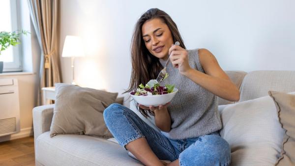 Při endometrióze se doporučuje upravit jídelníček a zařadit do něj listovou zeleninu či potraviny bohaté na omega-3 mastné kyseliny.