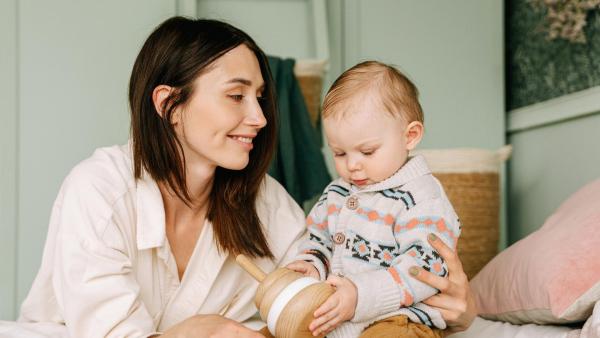 Mezi 6. a 9. měsícem dítě začíná řeči více rozumět, proto ji s ním intenzivně rozvíjejte. Ideální jsou například rytmické říkanky, 