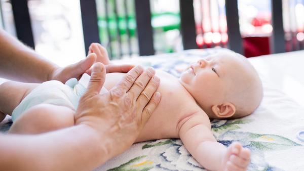 Zamilujte si baby masáže - pro zklidnění před spaním a jako prevence bolení bříška.