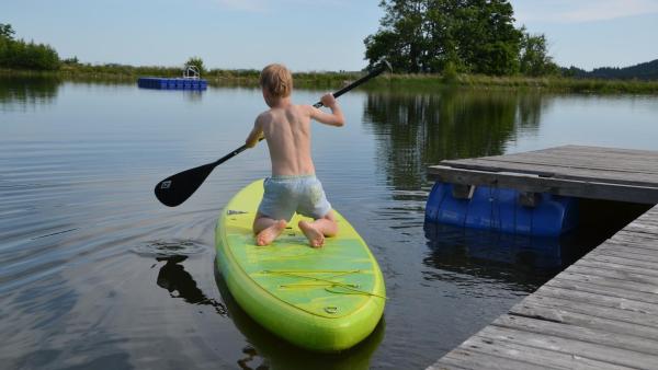 U rybníku si můžete zapůjčit lodičky nebo paddleboardy. 