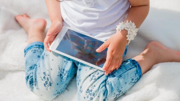 Problémy s výslovností mohou vznikat například  i častým užíváním tabletu, při kterém chybí potřebná interakce.