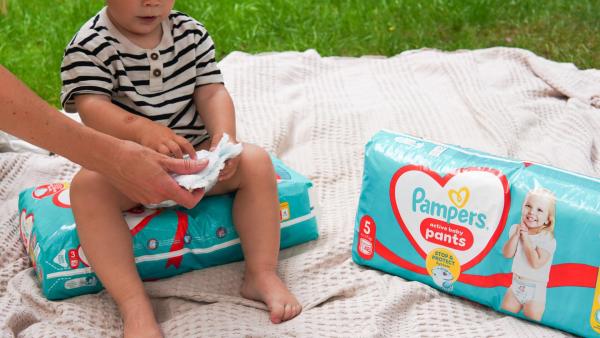 Přebalování bez akrobacie: Pampers Active Baby Pants zvládnete natáhnout i jednou rukou.