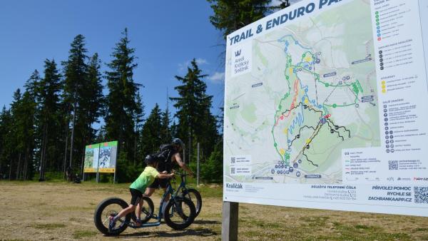 Celý areál je protkaný různě obtížnými trasami pro nadšené cyklisty. 