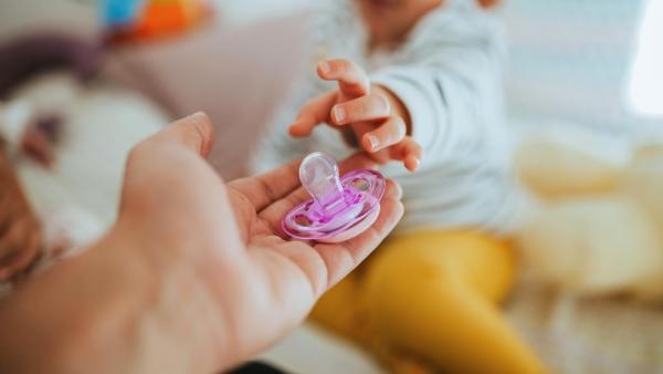Při výběru dudlíku si všímejte tvaru a tvrdosti savičky. Ideální jsou ortodontické dudlíky.