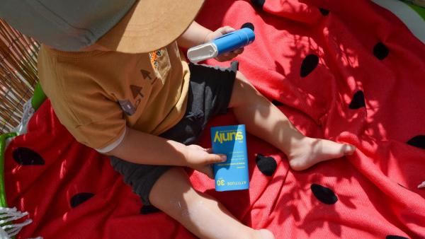 Tahle tyčinka zvládla mořské vlny i dopoledne na pískovišti.