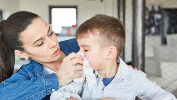 Při dlouhodobé nemoci dítěte máte nárok na placené volno. Zaměstavatel v takovém případě nemůže odmítnout.
