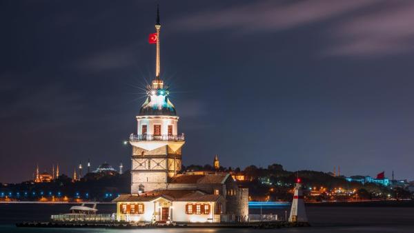 Věž Leandros, romantický symbol Istanbulu, stojí uprostřed Bosporského průlivu