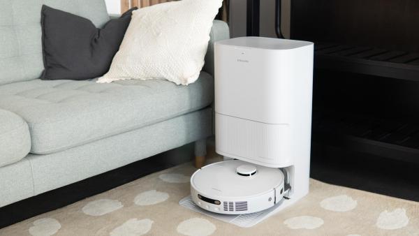Robotický vysavač Dreame D20 Pro Plus při práci i v nabíjecí stanici – elegantní pomocník do moderní domácnosti.