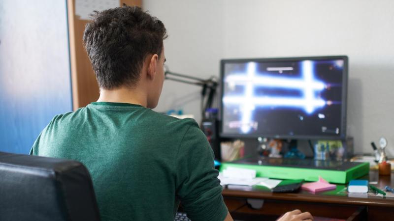 Manžel je závislý na hrách! 6 hodin denně u počítače vydává za neškodný koníček
