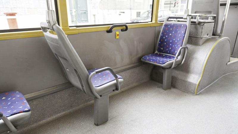 "Nejsem tak stará", seřvala mého syna baba v autobuse, když se zachoval slušně