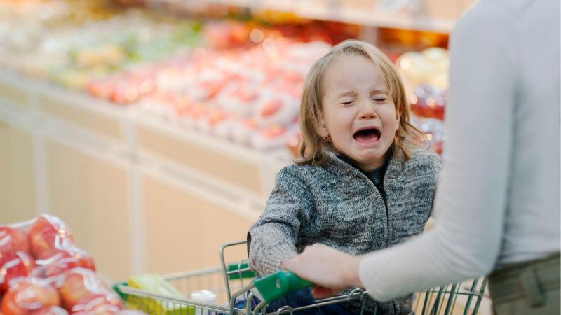 Dcera řve uprostřed obchodu a všichni se na mě dívají – jsem špatná matka?