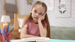 Dceru (10) to ve škole nebaví. „Pořád na někoho čekáme a nic se nenaučíme,“ říká