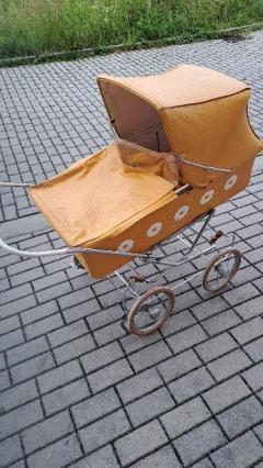 Dětský retro kočárek.