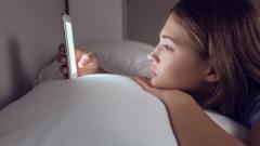 Našla jsem v dceřině (14) telefonu intimní fotky. Jak ji ochránit a neublížit?