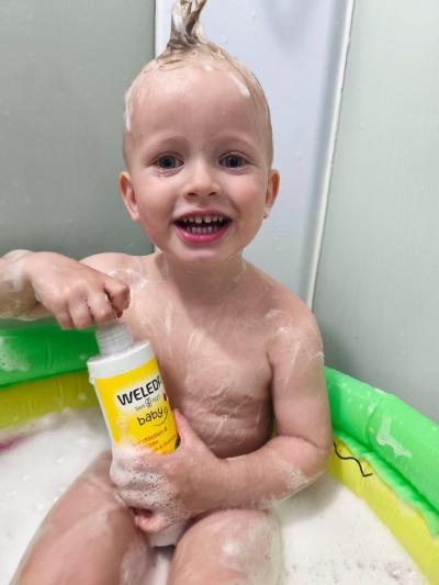 Recenze z kampaně Jemná péče od hlavy až k patě: Jak maminky hodnotí mycí krém a šampon Weleda?
