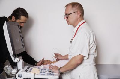 Nemocnice AGEL Šternberk a. s. Jedno z vyšetření miminka za přítomnosti rodiče..jpg