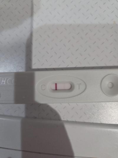 Testování a těhotenský test | Slábnoucí čárka na testu.