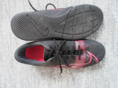 Černé tenisky botasky sálovky Nike
