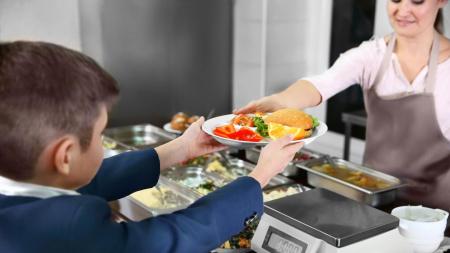 Jakmile se dítě ocitne v kolektivu, fast foodu a smaženému jídlu neodolá. Většina dětí nové zdravé obědy nechce a můžeme se stavět na hlavu