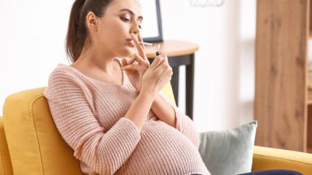 Lhala jsem doktorům o drogách v těhotenství. Blíží se porod a já panikařím