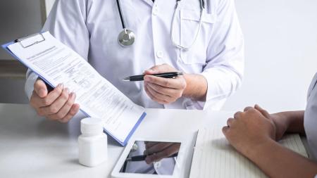 Tchyně chtěla po porodu dcery DNA testy, protože „je moc tmavá“