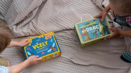 Knížka, puzzle i další hry v jednom balení: Objevily jsme parádní kufříky, které naše děti nepustily z ruky