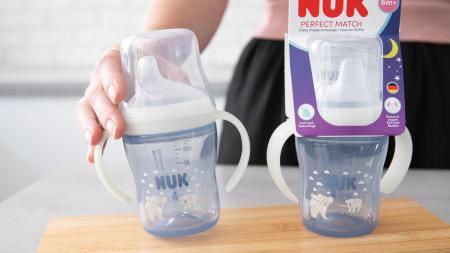 Pro přirozený přechod z lahve na hrneček: Otestujte svítící lahvičku na učení NUK Perfect Match Koala