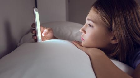 Našla jsem v dceřině (14) telefonu intimní fotky. Jak ji ochránit a neublížit?