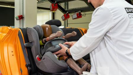 Bezpečí bez kompromisů: Proč CYBEX testuje autosedačky na situace, které si raději ani nepředstavujeme