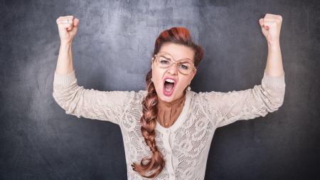 Ze školnice ve školce se stala učitelka. Hraje si na důležitou a děsí děti