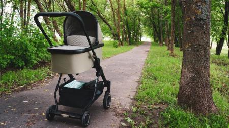 Manžel nechal naše půlroční dítě samotné před barákem na pražském sídlišti