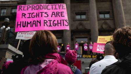 Jsme žába, pod kterou se vaří voda? Bojím se toho, jak pro-life organizace utahují šroubky