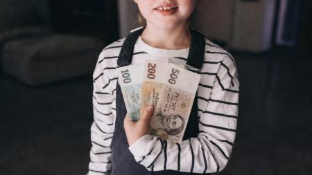 Je v pořádku dávat dětem peníze za dobré známky?