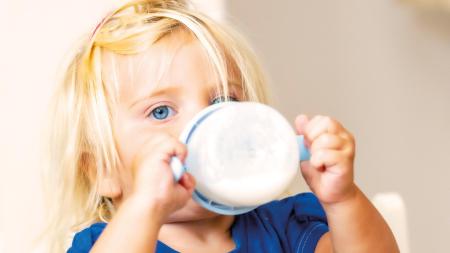 Kdy učit dítě pít z hrnečku? Pediatři doporučují počkat do 9. měsíce