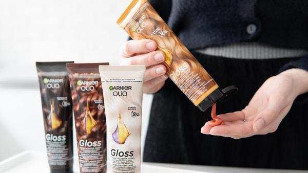 Péče a barva v jednom. Maska Garnier Olia Gloss spojuje sílu květinových olejů s jemným tónováním pro oživení vaší barvy.