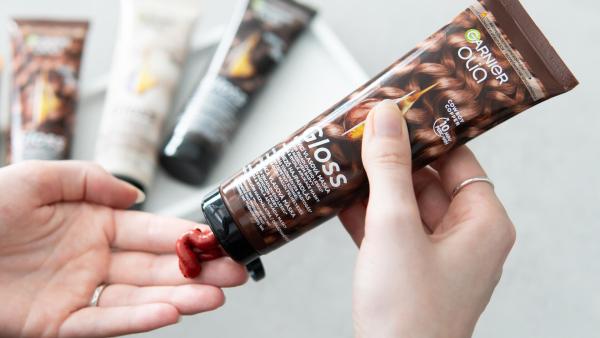 Stačí nanést na mokré vlasy, nechat 10 minut působit a užít si okamžitý beauty boost.