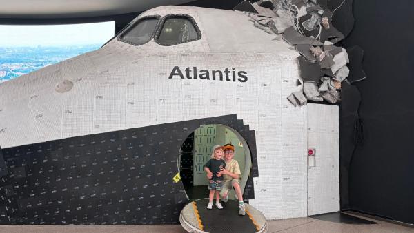 Dominantou prostoru u vstupu je model raketoplánu Atlantis. Zaujal i nás.