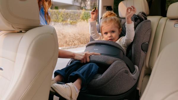 Jedním z nejvýraznějších posunů v bezpečnosti při jízdě posledních let jsou dětské autosedačky s integrovaným airbagem.